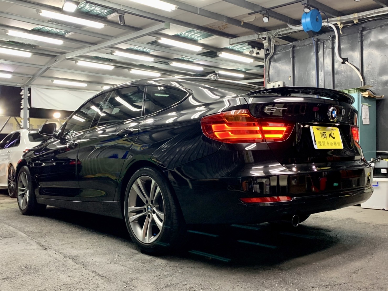 BMW 320I GT Sport line 主動式尾翼 全景 後座影音 認證車  第4張相片