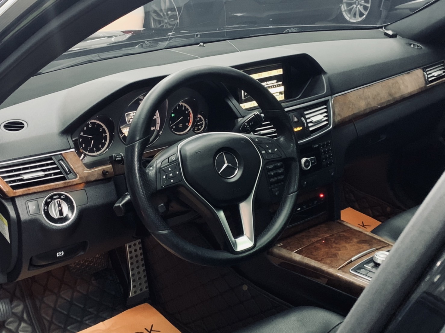 BENZ 賓士 E350 AMG 全景天窗 HK音響 黑等頂棚 實車實價 認證車  第9張相片