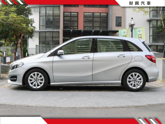 B180渦輪掀背車⭐房車底盤好紮實，後廂寬闊可達1547L，低重心好操控，內裝精緻，乘坐舒適，自動停車，實用性滿分  第3張相片