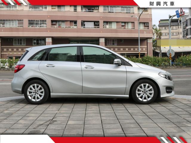 B180渦輪掀背車⭐房車底盤好紮實，後廂寬闊可達1547L，低重心好操控，內裝精緻，乘坐舒適，自動停車，實用性滿分  第4張相片