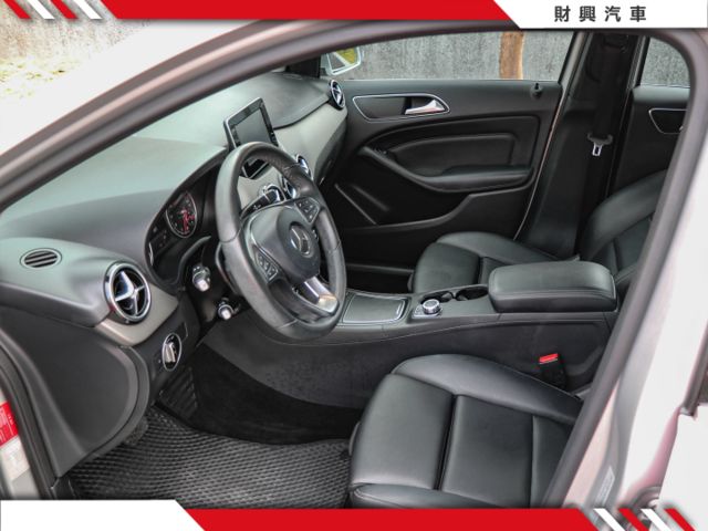 B180渦輪掀背車⭐房車底盤好紮實，後廂寬闊可達1547L，低重心好操控，內裝精緻，乘坐舒適，自動停車，實用性滿分  第7張相片