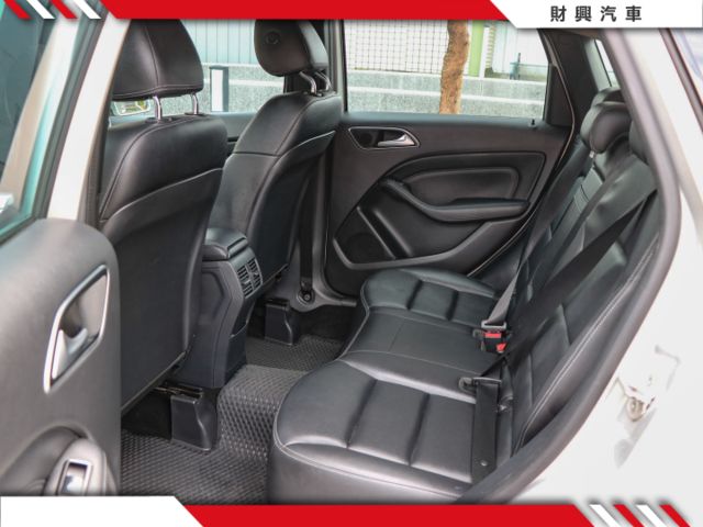 B180渦輪掀背車⭐房車底盤好紮實，後廂寬闊可達1547L，低重心好操控，內裝精緻，乘坐舒適，自動停車，實用性滿分  第8張相片