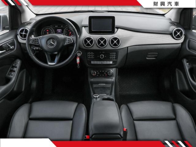 B180渦輪掀背車⭐房車底盤好紮實，後廂寬闊可達1547L，低重心好操控，內裝精緻，乘坐舒適，自動停車，實用性滿分  第9張相片