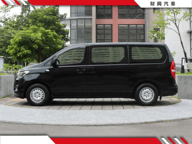 2.5柴油尊貴版8人座STAREX~附行車紀錄器~商務出遊兩相宜，全車獨立式頭枕，乘坐更舒適~  第3張相片