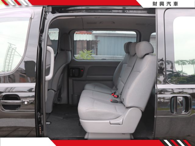 2.5柴油尊貴版8人座STAREX~附行車紀錄器~商務出遊兩相宜，全車獨立式頭枕，乘坐更舒適~  第7張相片