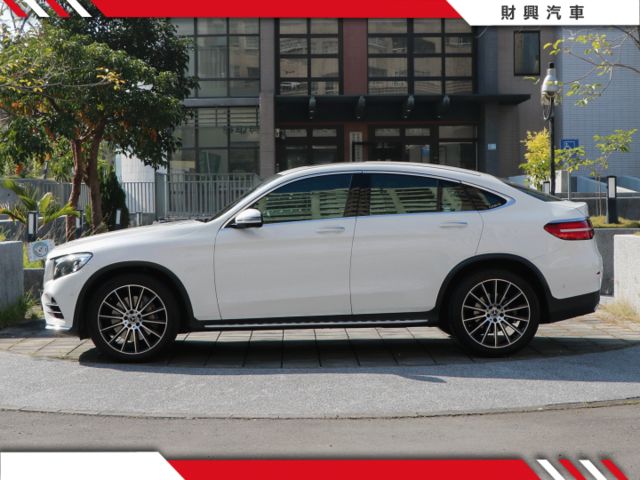 GLC250 COUPE 4MATIC運動版，改裝大螢幕主機，附行車紀錄器！AMG空力套件加持！雙前座記憶電調椅、環景  第2張相片