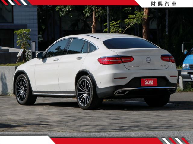 GLC250 COUPE 4MATIC運動版，改裝大螢幕主機，附行車紀錄器！AMG空力套件加持！雙前座記憶電調椅、環景  第3張相片