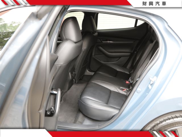 5門2.0馬3，有行車紀錄器~全速域跟車、LED日行燈/頭/尾燈、I-KEY免鑰匙、換檔撥片、前4眼式停車雷達  第7張相片