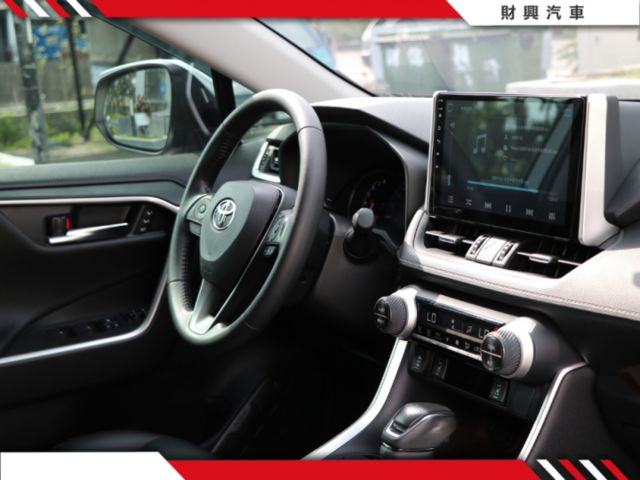 RAV4乘載著全家人的幸福，安全滿分！好開空間大！還有安卓機都裝好送給你！內裝乾淨完整！  第8張相片