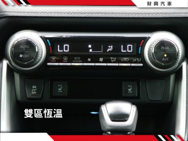 RAV4乘載著全家人的幸福，安全滿分！好開空間大！還有安卓機都裝好送給你！內裝乾淨完整！  第10張相片