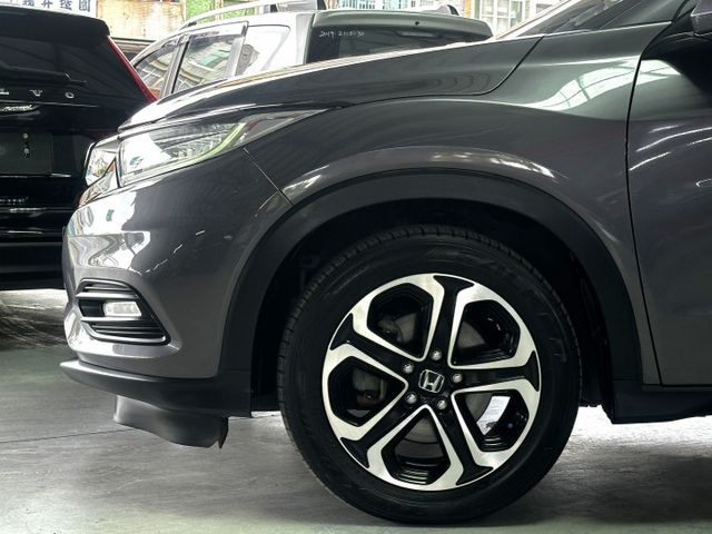 一台搞定日常通勤與出遊的全能系車款！LED頭燈、衛星導航、8吋中控螢幕、倒車顯影、藍芽，快來預約賞車！  第5張相片