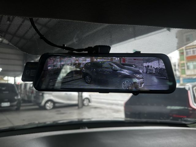 一台搞定日常通勤與出遊的全能系車款！LED頭燈、衛星導航、8吋中控螢幕、倒車顯影、藍芽，快來預約賞車！  第9張相片