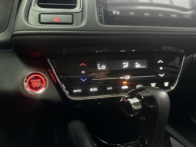 一台搞定日常通勤與出遊的全能系車款！LED頭燈、衛星導航、8吋中控螢幕、倒車顯影、藍芽，快來預約賞車！  第11張相片