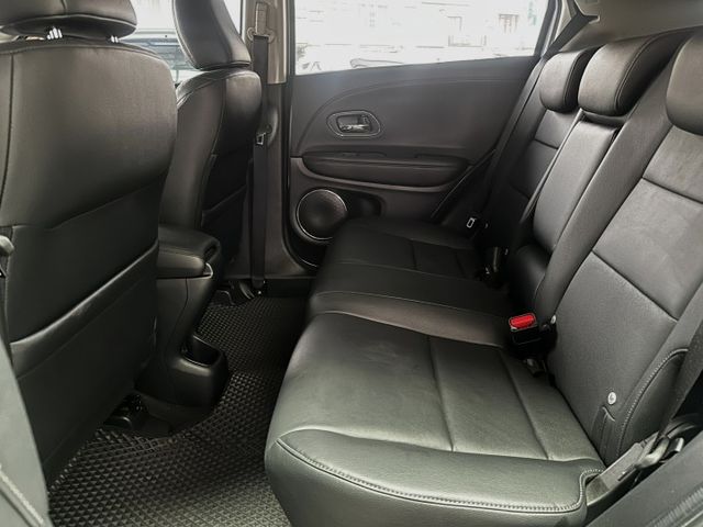 一台搞定日常通勤與出遊的全能系車款！LED頭燈、衛星導航、8吋中控螢幕、倒車顯影、藍芽，快來預約賞車！  第13張相片