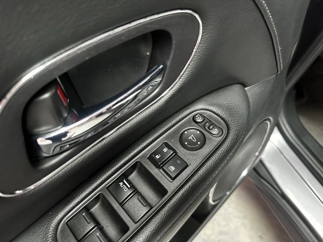 一台搞定日常通勤與出遊的全能系車款！LED頭燈、衛星導航、8吋中控螢幕、倒車顯影、藍芽，快來預約賞車！  第14張相片