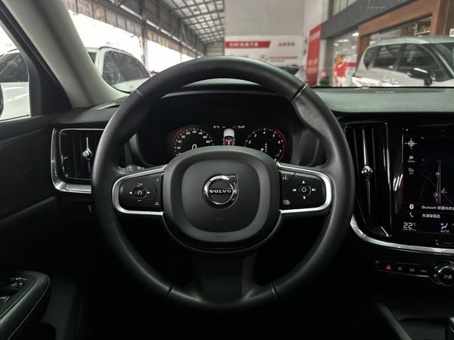 北歐豪華超帥旅行車始祖B4 PLUS版，霸氣外型，輕油電更省！誰說富豪只有耗油？  第2張相片