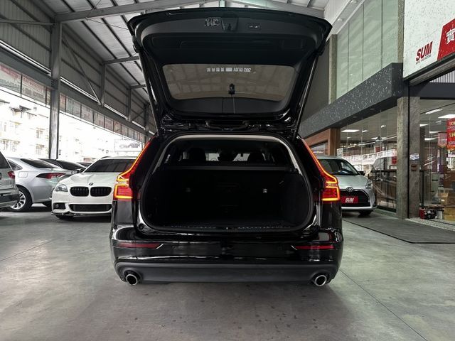 北歐豪華超帥旅行車始祖B4 PLUS版，霸氣外型，輕油電更省！誰說富豪只有耗油？  第7張相片