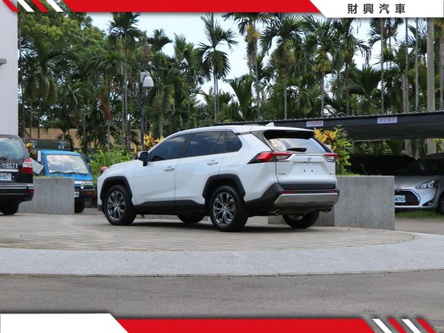 深受大家喜愛的RAV4來啦！環景、前後行車紀錄器、腳踢電尾門、記憶電調椅、通風椅、定速、循跡、盲點。別猶豫，快來賞車！  第3張相片
