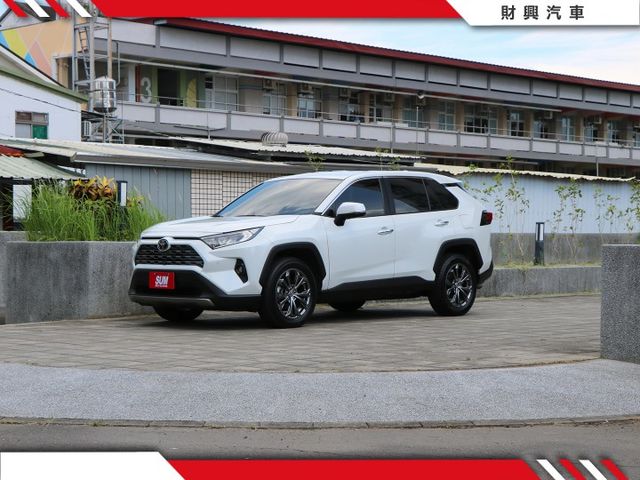 深受大家喜愛的RAV4來啦！環景、前後行車紀錄器、腳踢電尾門、記憶電調椅、通風椅、定速、循跡、盲點。別猶豫，快來賞車！  第4張相片