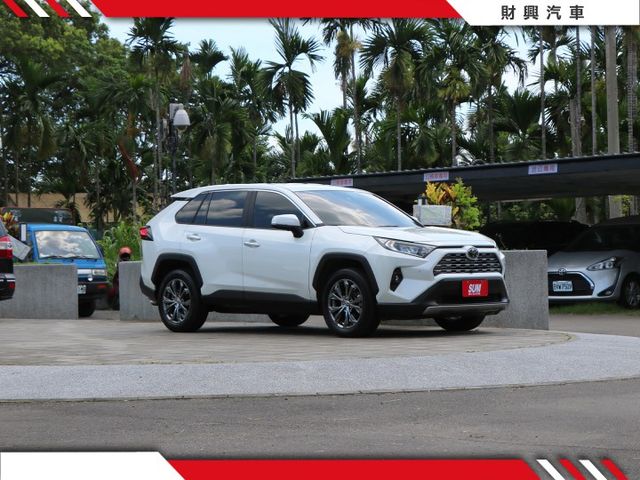 深受大家喜愛的RAV4來啦！環景、前後行車紀錄器、腳踢電尾門、記憶電調椅、通風椅、定速、循跡、盲點。別猶豫，快來賞車！  第5張相片