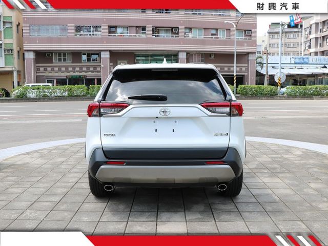 深受大家喜愛的RAV4來啦！環景、前後行車紀錄器、腳踢電尾門、記憶電調椅、通風椅、定速、循跡、盲點。別猶豫，快來賞車！  第7張相片