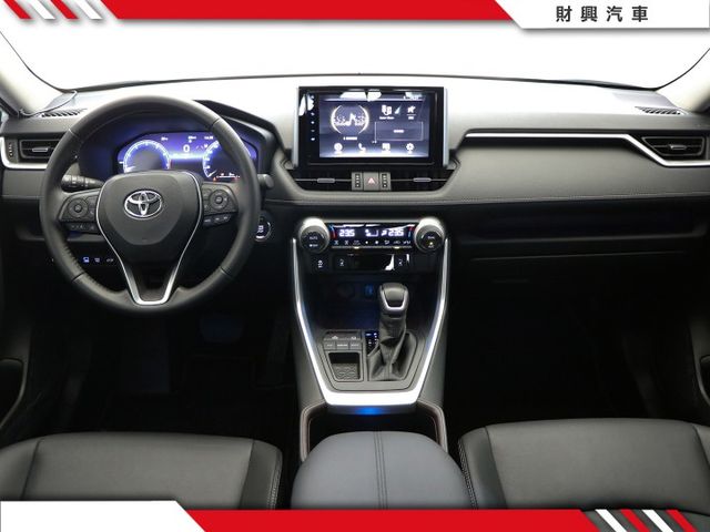 深受大家喜愛的RAV4來啦！環景、前後行車紀錄器、腳踢電尾門、記憶電調椅、通風椅、定速、循跡、盲點。別猶豫，快來賞車！  第11張相片