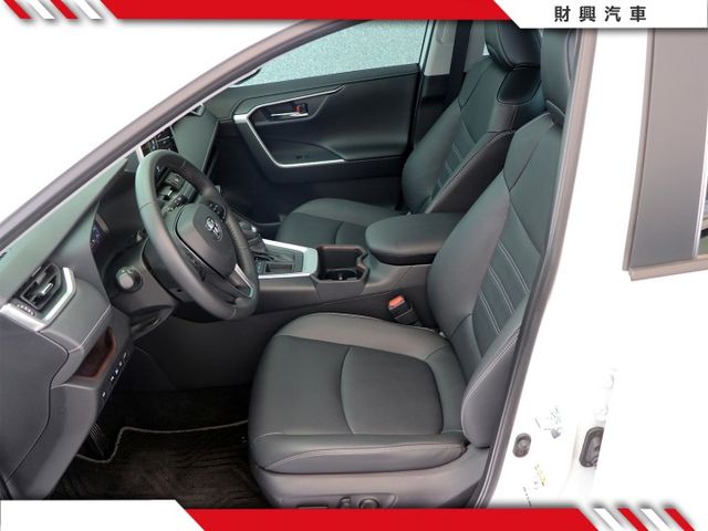 深受大家喜愛的RAV4來啦！環景、前後行車紀錄器、腳踢電尾門、記憶電調椅、通風椅、定速、循跡、盲點。別猶豫，快來賞車！  第12張相片