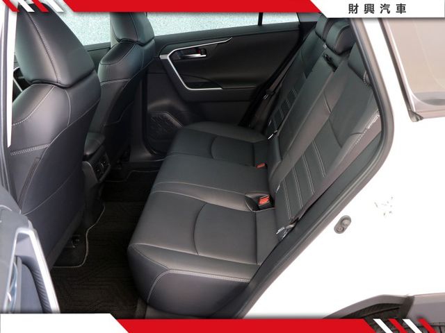 深受大家喜愛的RAV4來啦！環景、前後行車紀錄器、腳踢電尾門、記憶電調椅、通風椅、定速、循跡、盲點。別猶豫，快來賞車！  第13張相片