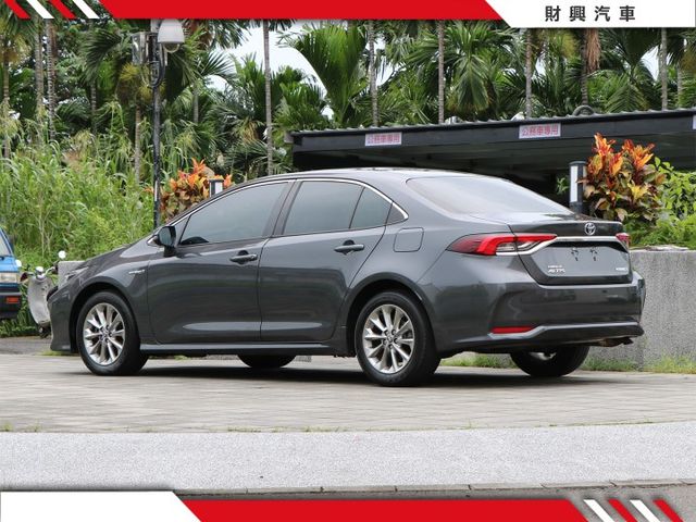 油電ALTIS的好處真的這邊打不完，省油省稅已經不是新鮮事，像這麼漂亮，內外無所挑剔的車真的需要緣份！  第3張相片