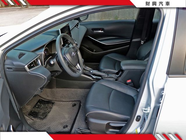 經典好開，省油省稅！妥善率穩穩的神A！多種顏色款式實車在店。 油電我們也有，多種顏色在庫，現場賞車！  第7張相片