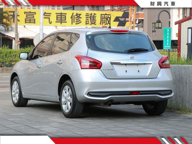 低里程車況超漂亮TIIDA，質感銀色一點也不傳統！最重要是車況讓你無法挑剔，挑戰最漂亮的TIIDA，讓你物超所值！  第2張相片