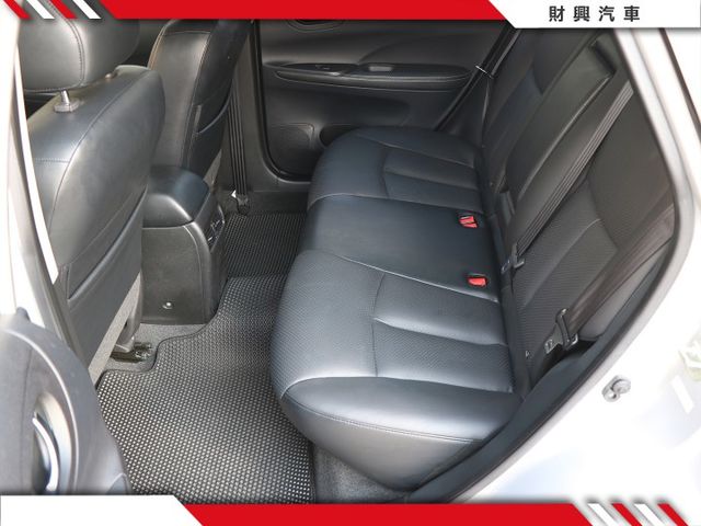 低里程車況超漂亮TIIDA，質感銀色一點也不傳統！最重要是車況讓你無法挑剔，挑戰最漂亮的TIIDA，讓你物超所值！  第10張相片