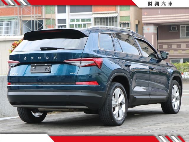 原鈑件、超低里程！全原場保養！ 4X4強壯底盤驅動系統 搭配上七人座，超大收納空間、ACC、車道維持、自動停車  第2張相片