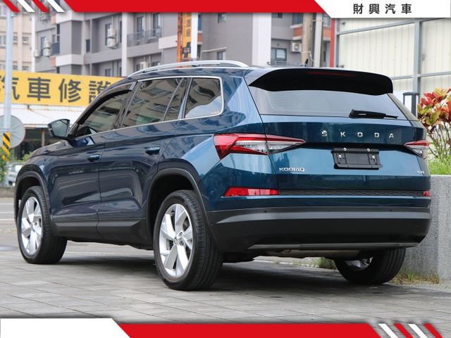 原鈑件、超低里程！全原場保養！ 4X4強壯底盤驅動系統 搭配上七人座，超大收納空間、ACC、車道維持、自動停車  第3張相片