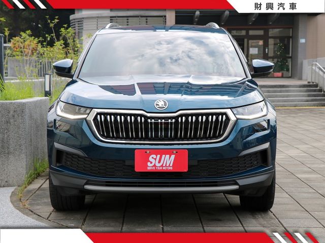 原鈑件、超低里程！全原場保養！ 4X4強壯底盤驅動系統 搭配上七人座，超大收納空間、ACC、車道維持、自動停車  第5張相片