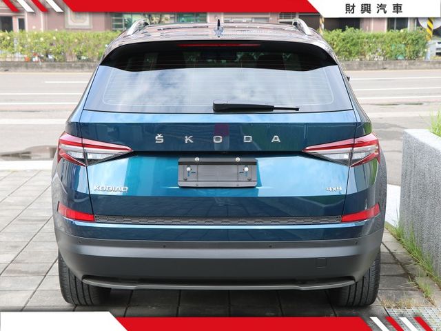 原鈑件、超低里程！全原場保養！ 4X4強壯底盤驅動系統 搭配上七人座，超大收納空間、ACC、車道維持、自動停車  第6張相片