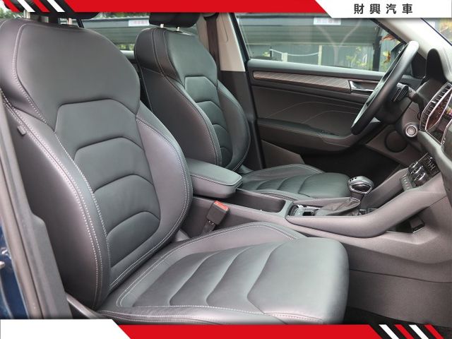 原鈑件、超低里程！全原場保養！ 4X4強壯底盤驅動系統 搭配上七人座，超大收納空間、ACC、車道維持、自動停車  第9張相片