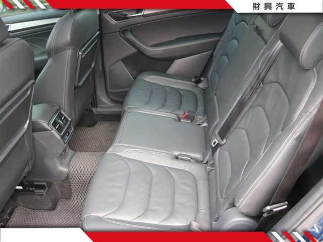 原鈑件、超低里程！全原場保養！ 4X4強壯底盤驅動系統 搭配上七人座，超大收納空間、ACC、車道維持、自動停車  第10張相片