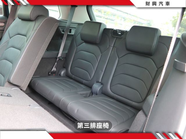 原鈑件、超低里程！全原場保養！ 4X4強壯底盤驅動系統 搭配上七人座，超大收納空間、ACC、車道維持、自動停車  第11張相片