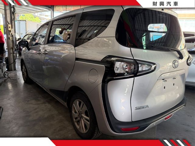 還在找商貨用超舒適休旅車嗎？左右手動滑門進出空間超方便！超新車況，超優內外，還有IKEY讓你更便利！  第4張相片