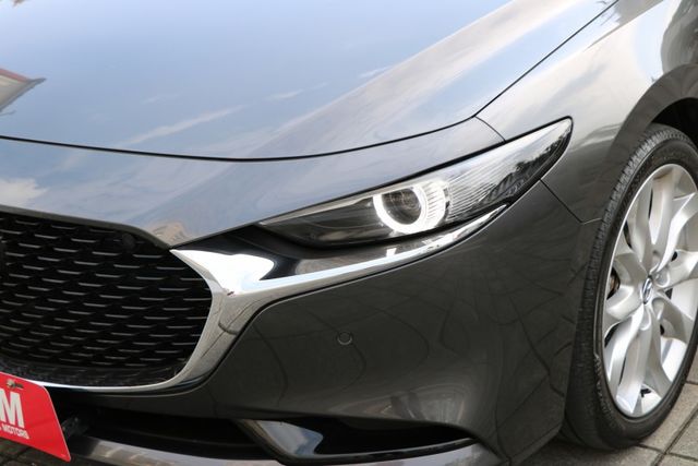 這個灰色有沒有很心動？有別以往的深色系列，馬自達總是能醞釀出多一些的質感，電調椅、BOSE、抬顯加持，日系輕奢四門寶座！  第2張相片