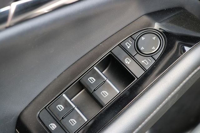 這個灰色有沒有很心動？有別以往的深色系列，馬自達總是能醞釀出多一些的質感，電調椅、BOSE、抬顯加持，日系輕奢四門寶座！  第3張相片