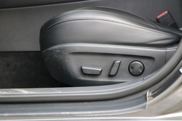 這個灰色有沒有很心動？有別以往的深色系列，馬自達總是能醞釀出多一些的質感，電調椅、BOSE、抬顯加持，日系輕奢四門寶座！  第4張相片