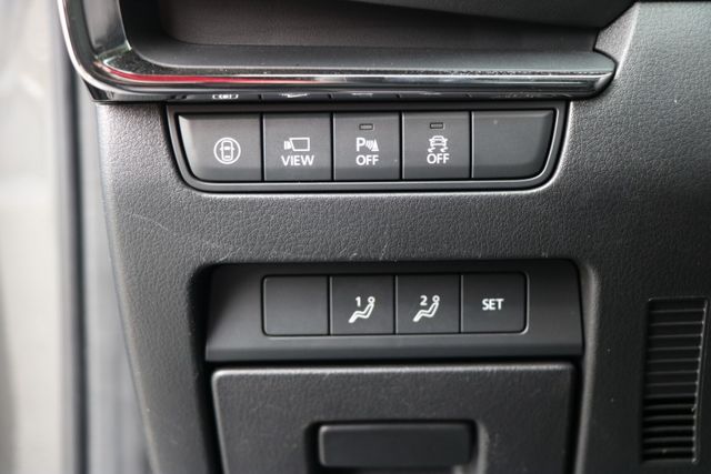 這個灰色有沒有很心動？有別以往的深色系列，馬自達總是能醞釀出多一些的質感，電調椅、BOSE、抬顯加持，日系輕奢四門寶座！  第5張相片