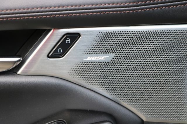 這個灰色有沒有很心動？有別以往的深色系列，馬自達總是能醞釀出多一些的質感，電調椅、BOSE、抬顯加持，日系輕奢四門寶座！  第6張相片