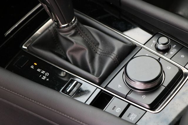 這個灰色有沒有很心動？有別以往的深色系列，馬自達總是能醞釀出多一些的質感，電調椅、BOSE、抬顯加持，日系輕奢四門寶座！  第7張相片