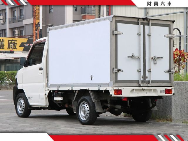 頭家欸！小台一點的冷凍車這裡也有啦！主機可以設定最低到-25，全車乾乾淨淨，手排有力又好開，買回去立刻上工，車況沒話說！  第3張相片