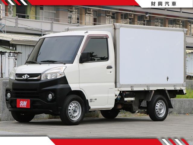 頭家欸！小台一點的冷凍車這裡也有啦！主機可以設定最低到-25，全車乾乾淨淨，手排有力又好開，買回去立刻上工，車況沒話說！  第4張相片