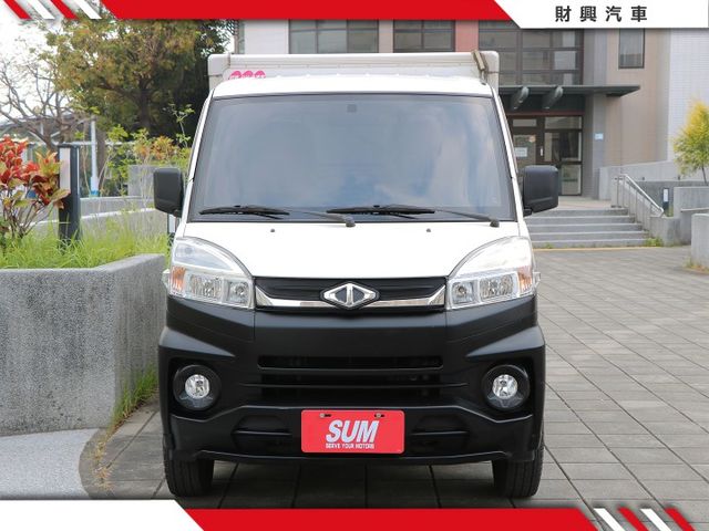 頭家欸！小台一點的冷凍車這裡也有啦！主機可以設定最低到-25，全車乾乾淨淨，手排有力又好開，買回去立刻上工，車況沒話說！  第6張相片