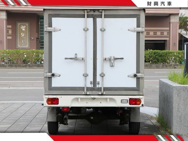 頭家欸！小台一點的冷凍車這裡也有啦！主機可以設定最低到-25，全車乾乾淨淨，手排有力又好開，買回去立刻上工，車況沒話說！  第7張相片